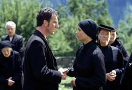 Am Grab ihrer geliebten Mutter sieht die Bauerstochter Anna (Julia Urban) nach Jahren ihren Jugendschwarm Franz Gattl (Heio von Stetten) wieder.
