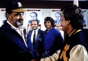 Mark (Victor French, l.) freut sich mit Jonathan (Michael Landon, 2.v.r.) und Pete Nelsons Sohn Jeff (Tracy Fraim, r.) über den Erfolg von dessen Vater (David Spielberg). Mark (Victor French, l.) freut sich mit Jonathan (Michael Landon, 2.v.r.) und Pete Nelsons Sohn Jeff (Tracy Fraim, r.) über den Erfolg von dessen Vater (David Spielberg).