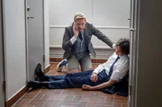 P&auml;r (Anton Lundqvist) findet Sebastian (Anton Forsdik) bewusstlos auf. Alles sieht nach einer &Uuml;berdosis aus.