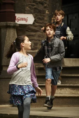 Marie (Emily Kusche),  Karl (Mitte: Jonas Holdenrieder) und Hannes (hinten: Nico Hartung) sind in der Burg Eulenstein unterwegs auf der Suche nach dem kleinen Gespenst.