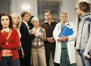 Wege zum Glück Kapitel 567 Haralds Arzt hat keine guten Nachrichten: Susanne Berckhemer als Luisa, Anja Boche als Nora, David Kramer als Simon, Heike Schroetter als Marianne, Ralph Schicha als Tobias, Gojko Mitic Chefarzt Dr. Tecumseh, Günter Bubbnik als Sebastian Wege zum Glück Kapitel 567 Haralds Arzt hat keine guten Nachrichten: Susanne Berckhemer als Luisa, Anja Boche als Nora, David Kramer als Simon, Heike Schroetter als Marianne, Ralph Schicha als Tobias, Gojko Mitic Chefarzt Dr. Tecumseh, Günter Bubbnik als Sebastian