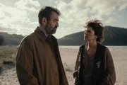 Casal (Xavier Est&eacute;vez, l.); Maite (M&oacute;nica L&oacute;pez, r.)