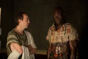 Planen ein Riesenevent: Batiatus (John Hannah, l.) und Drago (Peter Mensah, r.) wollen zum Fest der Vulkanalien Capua ein Geschenk machen: 20 Gladiatoren sollen gegeneinander antreten.