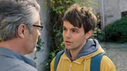 Mattis (Alex James Ellison, r.) hat sich von Mia überzeugen lassen, sich endlich mit seinem Vater Pieter (Philip Battley, l.) auszusprechen. Mattis (Alex James Ellison, r.) hat sich von Mia überzeugen lassen, sich endlich mit seinem Vater Pieter (Philip Battley, l.) auszusprechen.