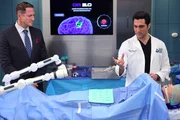 Chicago Med Staffel 8 Folge 14 Vorzeige-Operation: Sasha Roiz als Jack Dayton, Dominic Rains als Dr. Crockett Marcel