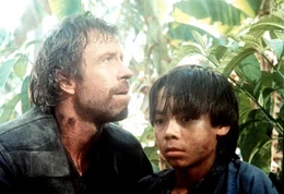 James Braddock (Chuck Norris) mit seinem Sohn Van (Roland Harrah III.)