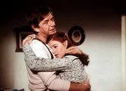 John (Ralph Waite, l.) verabschiedet sich von seiner Tochter Elizabeth (Kami Cotler, r.), da er nach Washington fahren muss, um sich um seine kranke Frau zu k&uuml;mmern.