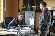 Als Manuel (Daniel Sellier, l.) die Wanze anbringen will, wird er von Tarek (Haydar Kizay) überrascht. Als Manuel (Daniel Sellier, l.) die Wanze anbringen will, wird er von Tarek (Haydar Kizay) überrascht.