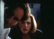 Mulder (David Duchovny, l.) und Scully (Gillian Anderson, r.) stellen fest, dass der Verdächtige über die erstaunliche Fähigkeit verfügt, sich durch ein Abflussrohr zu quetschen. Mulder (David Duchovny, l.) und Scully (Gillian Anderson, r.) stellen fest, dass der Verdächtige über die erstaunliche Fähigkeit verfügt, sich durch ein Abflussrohr zu quetschen.