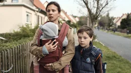 Fatime (Aylin Tezel, li.) meistert mit ihrem autistischen Sohn Jason (Cecilio Andresen, re.) den Alltag.