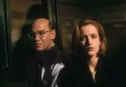 Walter Skinner (Mitch Pileggi, l.); Dana Scully (Gillian Anderson, r.)