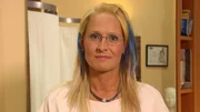Antje Dreißig wird für ihre Undercover Mission zu Barbara Steinmann. Ihre kurzen schwarzen Haare werden mit Extensions zu einer blonden Mähne mit blauen Strähnchen. Ihre markante Brille weicht einem randlosen Gestell. Antje Dreißig wird für ihre Undercover Mission zu Barbara Steinmann. Ihre kurzen schwarzen Haare werden mit Extensions zu einer blonden Mähne mit blauen Strähnchen. Ihre markante Brille weicht einem randlosen Gestell.