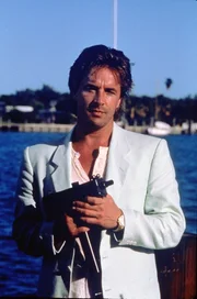 Die Schmugglerschiffe, die sich immer wieder in den Küstengewässern vor Miami bewegen, werden in jüngster Zeit von modernen Piraten bedroht. Sgt. Sonny Crockett (Don Johnson) will über den Kontaktmann Jackson an die Piraten herankommen ... Die Schmugglerschiffe, die sich immer wieder in den Küstengewässern vor Miami bewegen, werden in jüngster Zeit von modernen Piraten bedroht. Sgt. Sonny Crockett (Don Johnson) will über den Kontaktmann Jackson an die Piraten herankommen ...