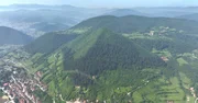 Die glatten Kanten des H&uuml;gels erinnern tats&auml;chlich an eine Pyramide. Ob sich dahinter tats&auml;chlich die "Pyramide der Sonne" verbirgt, wie ihr Entdecker sie nennt, konnte bisher von unabh&auml;ngigen Arch&auml;ologen noch nicht hinreichend untersucht werden.