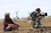 Produzentin Faith Musembi (li.) und Kameramann Justin Purefoy (re.) brauchen viel Geduld, vor allem um Bilder von den jungen Afrikanischen Wildhunden einzufangen. Produzentin Faith Musembi (li.) und Kameramann Justin Purefoy (re.) brauchen viel Geduld, vor allem um Bilder von den jungen Afrikanischen Wildhunden einzufangen.
