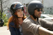 Bei den Ermittlungen in einem neuen Fall bekommt Laura (Debra Messing, l.) Unterstützung von Biker Dude (Jay Hieron, r.) ... Bei den Ermittlungen in einem neuen Fall bekommt Laura (Debra Messing, l.) Unterstützung von Biker Dude (Jay Hieron, r.) ...