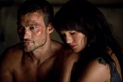 Nach wie vor träumt Spartacus (Andy Whitfield, l.) davon, seine Frau Sura (Erin Cummings, r.) wieder wohlbehalten in den Armen halten zu können. Um das Geld für ihre Freilassung zusammen zu bekommen, kämpft er in der Hölle ... Nach wie vor träumt Spartacus (Andy Whitfield, l.) davon, seine Frau Sura (Erin Cummings, r.) wieder wohlbehalten in den Armen halten zu können. Um das Geld für ihre Freilassung zusammen zu bekommen, kämpft er in der Hölle ...