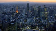 Tokio ist zusammen mit den benachbarten Städten der weltweit größte Ballungsraum geworden – die Heimat von rund 37 Millionen Menschen. Tokio ist zusammen mit den benachbarten Städten der weltweit größte Ballungsraum geworden – die Heimat von rund 37 Millionen Menschen.