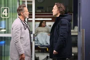 Chicago Med Staffel 8 Folge 13 Konfrontation zwischen Vater und Sohn: Steven Weber als Dr. Dean Archer, Luigi Sottile als Sean Archer Chicago Med Staffel 8 Folge 13 Konfrontation zwischen Vater und Sohn: Steven Weber als Dr. Dean Archer, Luigi Sottile als Sean Archer