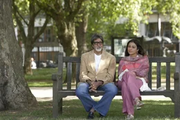 Wenn Liebe durch den Magen geht: Mit "Zuckers&uuml;&szlig; & echt scharf" zeigt Passion eine hochklassig besetzte, unkonventionelle Bollywood-Beziehungskom&ouml;die &uuml;ber die einzigartige Liebe zwischen dem 64-j&auml;hrigen Spitzenkoch Buddha (Amitabh Bachchan) und der 34-j&auml;hrigen Neena (Tabu), die eines Tages sein Restaurant besucht, sich aber nicht so leicht beeindrucken l&auml;sst.  +++ Die Verwendung des sendungsbezogenen Materials ist nur mit dem Hinweis und Verlinkung auf RTL+ gestattet. +++