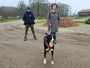 v.l.: Hundetrainerin Melle Hofmann, Schweizer Sennenhündin "Leonie" und Gundula v.l.: Hundetrainerin Melle Hofmann, Schweizer Sennenhündin "Leonie" und Gundula