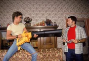 Um die überschwemmte Wohnung von Bienes Mutter trocken zu bekommen, haben Atze (Atze Schröder, li.) und Murat (Fatih Cevikkollu) ein Laubgebläse besorgt. Das hat jedoch mehr Power als Atze Kraft in den Armen. Um die überschwemmte Wohnung von Bienes Mutter trocken zu bekommen, haben Atze (Atze Schröder, li.) und Murat (Fatih Cevikkollu) ein Laubgebläse besorgt. Das hat jedoch mehr Power als Atze Kraft in den Armen.