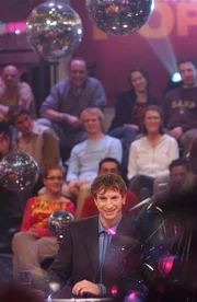 Mit pfiffigen Kurzbeschreibungen und pers&ouml;nlichen Statements von Prominenten pr&auml;sentiert Ingolf L&uuml;ck die von den Zuschauern gew&auml;hlten Top 100.