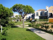 Die neue Ferienwohnung von Loni Lücke-Schunck und ihrem Mann liegt im Ort "Vale do Lobo" in einer ruhigen, gepflegten Anlage mit viel Grün. Die neue Ferienwohnung von Loni Lücke-Schunck und ihrem Mann liegt im Ort "Vale do Lobo" in einer ruhigen, gepflegten Anlage mit viel Grün.