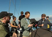 Kevin R. Wright, ausf&uuml;hrender Produzent, Tom Hiddleston, Moderator und ausf&uuml;hrender Produzent, sowie Tom Barbor-Might, Regisseur, Showrunner und ausf&uuml;hrender Produzent, im Golf von Neapel &ndash; Ein Blick hinter die Kulissen von &bdquo;Pompeii: Out of Time&ldquo; mit Tom Hiddleston.