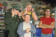 (v.l.h.) Viktor (Waldemar Kobus), Harry (Norbert Heisterkamp) und Atze (Atze Schröder) können es nicht glauben: Pünktlich zur vereinbarten Stunde beginnen die Presslufthammer-Arbeiten für Plätes (Jürgen Mikol) Wasserleitung. (v.l.h.) Viktor (Waldemar Kobus), Harry (Norbert Heisterkamp) und Atze (Atze Schröder) können es nicht glauben: Pünktlich zur vereinbarten Stunde beginnen die Presslufthammer-Arbeiten für Plätes (Jürgen Mikol) Wasserleitung.
