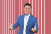 Moderator Stefan Mross begr&uuml;&szlig;t in der Unterhaltungssendung "Immer wieder sonntags", live &uuml;bertragen aus dem Europapark Rust, Stars aus der Welt des Schlagers und Comedy.