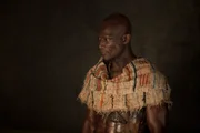 Drago (Peter Mensah) teilt den Gladiatoren mit, dass Batiatus Capua ein Geschenk bereiten m&ouml;chte zum Fest der Vulkanalien. Dort sollen 20 Gladiatoren k&auml;mpfen. Dort soll Spartacus gegen seinen Freund Varro antreten ...
