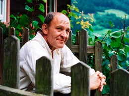 Pfarrer Kleiber (Michael Mendl) moechte den Hilfslehrer am liebsten aus dem Dorf verjagen.