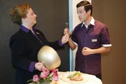Mit Paula (Regine Hentschel, l.) ist nicht gut Kirschen essen - Bilge (Olgu Caglar, r.) bekommt das zu sp&uuml;ren ...