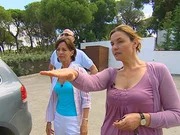 Maklerin Sylvia Bauer (38, r.) erklärt Loni Lücke-Schunck und ihrem Mann Kurt alle Einzelheiten, die sie zum Kauf der neuen Immobilie an der Algarve wissen müssen. Maklerin Sylvia Bauer (38, r.) erklärt Loni Lücke-Schunck und ihrem Mann Kurt alle Einzelheiten, die sie zum Kauf der neuen Immobilie an der Algarve wissen müssen.