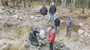 Rick Lagina (vorne, r.), Marty Lagina (hinter, l.), Craig Tester (hinter, 2.v.l.), Fiona Steele (hinter, 2.v.r.), Laird Niven (hinter, r.)