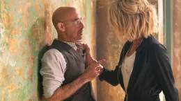 Dr. Munchin (Stanley Tucci) und Lindy (Kate Beckinsale)
