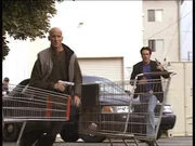 Steve (Barry Van Dyke, r.) nimmt die Verfolgung eines mutma&szlig;lichen M&ouml;rders auf.