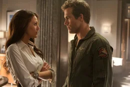 L-R: Carol Ferris (Blake Lively) und Green Lantern (Ryan Reynolds)