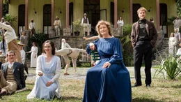 Freiheit auf dem Monte Verità, vorne, v.li.: Hermann Hesse (Joel Basman), Hanna Leitner (Maresi Riegner), Ida Hofmann (Julia Jentsch), Dr. Otto Gross (Max Hubacher) vor der Casa Centrale auf dem Monte Verità