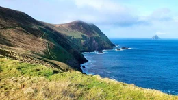 Am &bdquo;Wild Atlantic Way&ldquo; kann man immer wieder spektakul&auml;re Ausblicke genie&szlig;en. Das hat sich nat&uuml;rlich rumgesprochen. Hier wurden schon gro&szlig;e Filme gedreht. Auch die Macher von Star Wars waren hier.