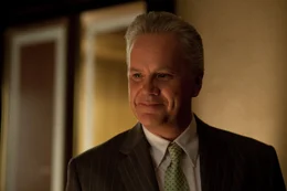 Hammond ( Tim Robbins)