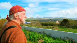 Eddy Dieckmann, Auswanderer aus Deutschland, wohnt seit rund 30 Jahren auf der Halbinsel Dingle. Er hat hier Konzerte organisiert und baut Kartoffeln an. Die Einheimischen nennen ihn nur &bdquo;German Eddy&ldquo;.  Er will nie wieder weg.