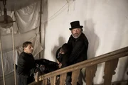 Pater Roberto (Richy M&uuml;ller) und Battista Rossi (Waldemar Kobus) tragen den verletzten Giorgio (Fynn Henkel).