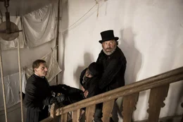 Pater Roberto (Richy M&uuml;ller) und Battista Rossi (Waldemar Kobus) tragen den verletzten Giorgio (Fynn Henkel).