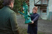 Als der Vater ins Krankenhaus kommt, kehrt Charlottes (Linda Olsansky) j&uuml;ngerer Bruder Leo (Miro Maurer) nach zehn Jahren in das Dorf zur&uuml;ck.
