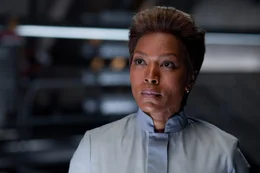 Doctor Waller (Angela Bassett)