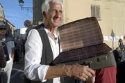 Wolfgang, ein 78-jähriger gelernter Schriftsetzer, Musiker und biodynamischer Berater, liebt sein einfaches Leben in der Toskana. Doch gesundheitliche Sorgen stellen ihn vor Herausforderungen. Wolfgang, ein 78-jähriger gelernter Schriftsetzer, Musiker und biodynamischer Berater, liebt sein einfaches Leben in der Toskana. Doch gesundheitliche Sorgen stellen ihn vor Herausforderungen.