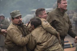 Trini "Gordo" Garcia (Michael Pena, l.), Boyd "Bible" Swan (Shia LeBeaouf, 2.v.l.) and Sergeant Binkowski (Jim Parrack, r.), Wardaddy (Brad Pitt, 2.v.l.)
