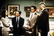 Mike (Michael J. Fox, 2.v.l.), Stuart (Alan Ruck) und Winston (Barry Bostwick, r.) treffen sich mit einer geh&ouml;rlosen Reporterin namens Sarah Adleman (Marlee Matlin, l.).